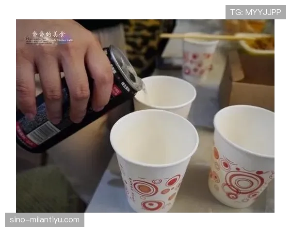 王昶家的冰箱里塞满了能量饮料，连瓶矿泉水都找不到